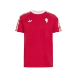 Remera de fútbol Adidas Originals del Manchester United, color rojo con cuello redondo y detalles en blanco, incluyendo las clásicas tres tiras en las mangas, el logo del trébol y el escudo del club en el pecho.