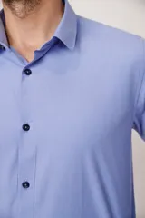 Camisa celeste de vestir, de corte clásico, con cuello italiano y mangas largas.