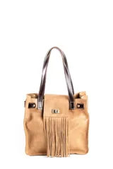 Cartera tipo tote de cuero color beige con diseño de flecos en la solapa frontal. Cuenta con manijas de cuero oscuro, cierre metálico tipo torniquete y detalles de herrajes dorados.