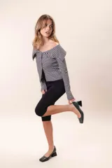 Pantalón capri negro tipo calza.