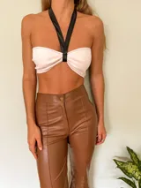 Top strapless de cuerina color blanco con tiras finas negras que se atan al cuello.