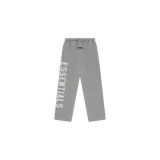 Pantalón de jogging Fear of God Essentials color gris melange, de corte relajado, con cintura elástica con cordón ajustable y estampado vertical con la palabra "ESSENTIALS" en la pierna.