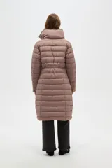 Campera larga tipo puffer de poliamida, con cuello alto, cierre frontal con cremallera y botones a presión, y bolsillos laterales con cierre.