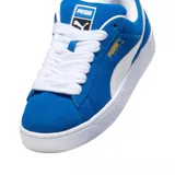 Championes Puma modelo Suede XL, color azul vibrante con detalles en blanco. Presentan un diseño clásico de gamuza con cordones anchos, suela de goma texturizada y el logo de la marca en dorado en el lateral.
