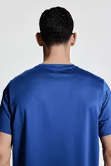 Remera deportiva azul de corte estándar, cuello redondo y mangas cortas. Confeccionada en tejido funcional DryMove™ que ayuda a absorber el sudor.