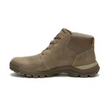 Bota tipo chukka de cuero color marrón, con cordones al tono, cuello acolchado y suela de goma dentada con gran tracción. Presenta el logo de la marca grabado en el lateral y en la puntera.