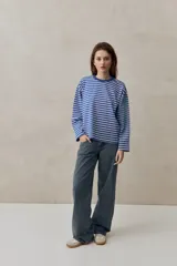 Remera de manga larga a rayas azules y blancas, de calce relajado, confeccionada en algodón con cuello redondo.