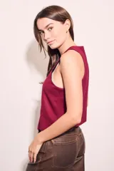 Chaleco color borgoña con escote en V y cierre frontal con botones.