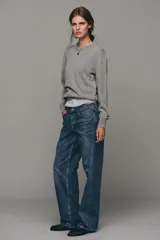 Jeans Z1975 de tiro bajo y pernera recta, con diseño clásico de cinco bolsillos y cierre frontal con cremallera y botón, en tono azul desgastado.