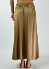 Falda larga color ladrillo, de corte evasé y cintura alta.