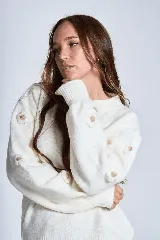 Sweater color crema de hilado frizado con cuello redondo y apliques de flores color beige en las mangas.