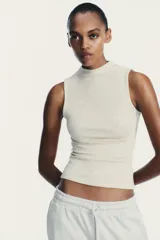 Top negro de manga sisa con cuello subido (mock neck).