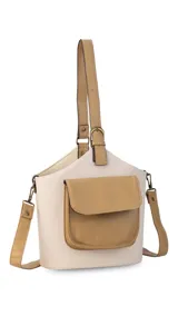 Bolso matero estructurado con diseño a rayas verticales en tonos beige y blanco, cuenta con un bolsillo frontal externo en cuero sintético color tostado, asa de mano corta y correa larga ajustable y desmontable.