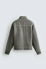 Sobrecamisa de corte regular fit confeccionada en denim de algodón con efecto lavado. Presenta cuello solapa, cierre frontal con cremallera, bolsillos de plastrón en el pecho y mangas largas con puños abotonados.