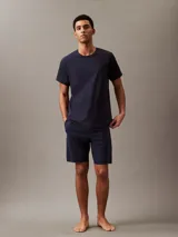 Conjunto de remera de manga corta y short, ambos de color azul marino.