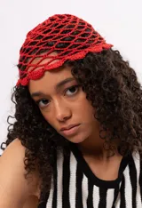 Casquete tejido a mano en algodón color rojo, con diseño calado.