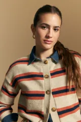Cardigan de punto con diseño de rayas horizontales en tonos beige, naranja y azul marino. Presenta cuello redondo, cierre frontal con botones y mangas largas.