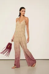 Mono largo de viscosa con estampado efecto reptil en degradé de beige a bordó, escote halter en V y pantalón de corte recto.