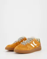 Championes deportivos Coolway modelo Goal, color naranja óxido con detalles en blanco, marrón y verde. Confeccionados en serraje suave con lengüeta preformada de piel, forro interior en piel, cordones planos de algodón bicolor intercambiables y suela flexible de goma y caucho.