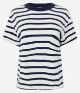 Remera de corte boxy confeccionada en algodón, con diseño de rayas horizontales en blanco y negro, cuello redondo en color negro contrastante y mangas cortas.