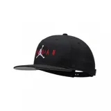 Gorra tipo snapback de la marca Jordan, color negro con visera plana. Presenta el logo Jumpman bordado en blanco en el centro, rodeado por la palabra 'JORDAN' bordada en letras rojas.
