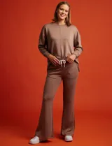 Pantalón de jogging negro de pierna ancha, con pretina ancha elastizada, lazo de ajuste y bolsillos delanteros.