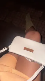 Mini cartera de cuero color crudo con correa larga extraíble y bolsillo interno con cierre.