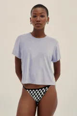 Remera lila de tela toalla con mangas cortas y corte crop.