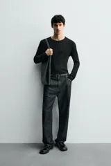 Jersey de punto con textura acanalada, corte slim fit, cuello redondo y manga larga con terminaciones en rib.
