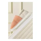Pantuflas cerradas impermeables de United Uy, diseño bicolor con empeine azul y talón blanco, con interior de corderito y suela de goma blanca.