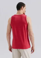 Musculosa básica de corte clásico, confeccionada en tejido de algodón, con cuello redondo y sisas amplias.