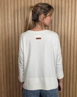 Remerón manga larga de algodón color marrón oscuro, con escote redondo y diseño holgado.