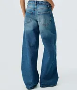 Pantalón wide leg de jean para mujer, con tiro medio, cintura doblada, costura lateral desplazada y bolsillos delanteros y traseros. Confeccionado en algodón certificado.
