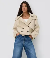 Pantalón de jean premium de tiro medio con corte wide leg, de color azul, con pretina con pasacintos y bolsillos funcionales.
