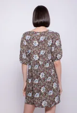 Vestido corto con estampado floral, escote en V y mangas abullonadas.