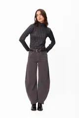 Jean de corte amplio y silueta redondeada, con diseño de tiro alto y ruedo con doblez. Presenta un lavado azul oscuro uniforme y costuras laterales reforzadas.