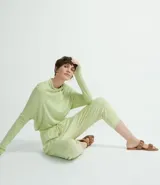 Pantalón saruel color verde claro, con elástico en la cintura, cordón para ajustar y bolsillos laterales.