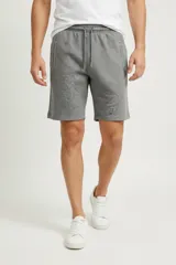 Short de algodón en color gris melange, con cintura elástica y cordón ajustable. Presenta bolsillos laterales y un corte holgado.