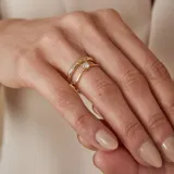 Par de alianzas bombé de oro de 18k, diseño clásico de superficie lisa y brillante.