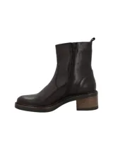 Botin de cuero marrón RKF modelo Sicilia, con paneles elásticos laterales y taco cuadrado con acabado símil madera.