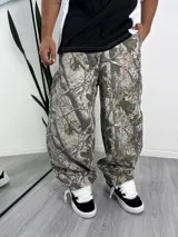 Pantalón de corte baggy con estampado de camuflaje tipo realtree, de estilo holgado y urbano.