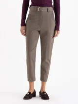 Pantalón de vestir color gris, de corte regular y largo tobillero. Presenta cintura alta con trabillas, cierre frontal con doble gancho y un cinturón desmontable con hebilla metálica.