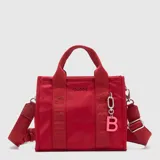 Mini cartera tipo tote marca Bubba, color rojo, confeccionada en material sintético resistente. Presenta doble asa de mano con el nombre de la marca grabado, correa ajustable y extraíble, y un dije colgante con la letra B en color rosado.
