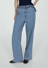 Pantalon de corte wide leg en tono azul claro, con tiro medio, bolsillos laterales y cierre frontal de cremallera y botón. Incluye un cinturón ajustable con hebilla metálica y trabillas en la cintura.
