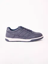 Championes urbanos de estilo casual, confeccionados en cuero sintético color azul, con cordones al tono y suela de goma blanca con base gris.