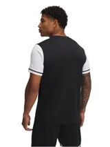 Remera deportiva Under Armour de la colección Challenger, diseñada para fútbol. Presenta un cuerpo principal en color negro con mangas cortas blancas de contraste que incluyen ribetes oscuros, y cuello redondo. Incorpora el logo de la marca estampado en el pecho.
