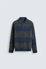 Polo de punto con textura, diseño de rayas horizontales en tonos gris y azul, cuello solapa con cierre frontal de botones y mangas largas con terminaciones en rib.