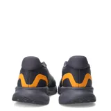 Championes Adidas Runfalcon 5 para hombre, de color gris con detalles plateados en las tres bandas laterales y acentos en naranja en el talón y la lengüeta. Cuentan con capellada de malla transpirable, amortiguación Cloudfoam y suela de alta resistencia.