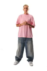 Remera de algodón peinado color rosa, de corte holgado y manga corta, con un pequeño bordado en el pecho.