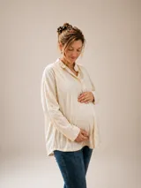Camisa oversize de manga larga en color crema, con cuello camisero y cierre frontal de botones. Diseño holgado ideal para maternidad y lactancia.